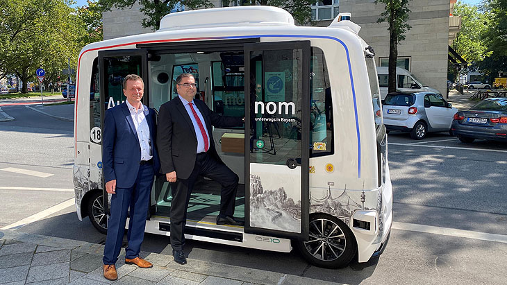 Klaus-Dieter Josel, Konzernbevollmächtigter der DB für Bayern (links), und Ingo Wortmann, Vorsitzender der Geschäftsführung der MVG, stellten den elektrischen Shuttle-Bus von DB, MVG und dem Landkreis Kelheim für die IAA-Besucher vor. Foto: DB/Kilian Beck 